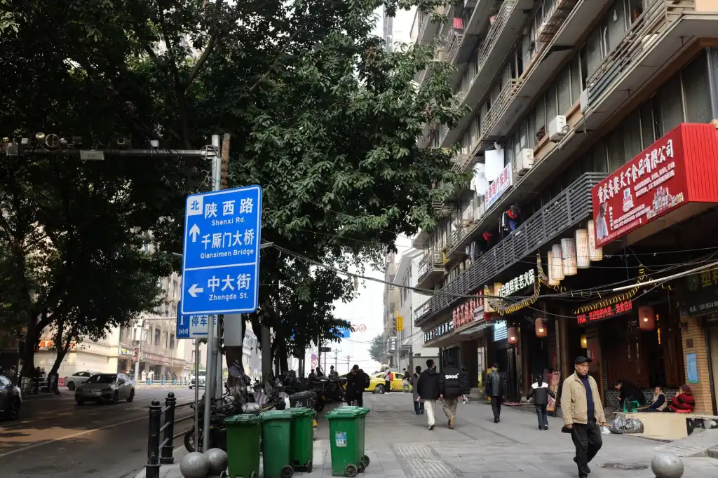 家庭厨房调料架空间利用方案：转角与墙面收纳设计