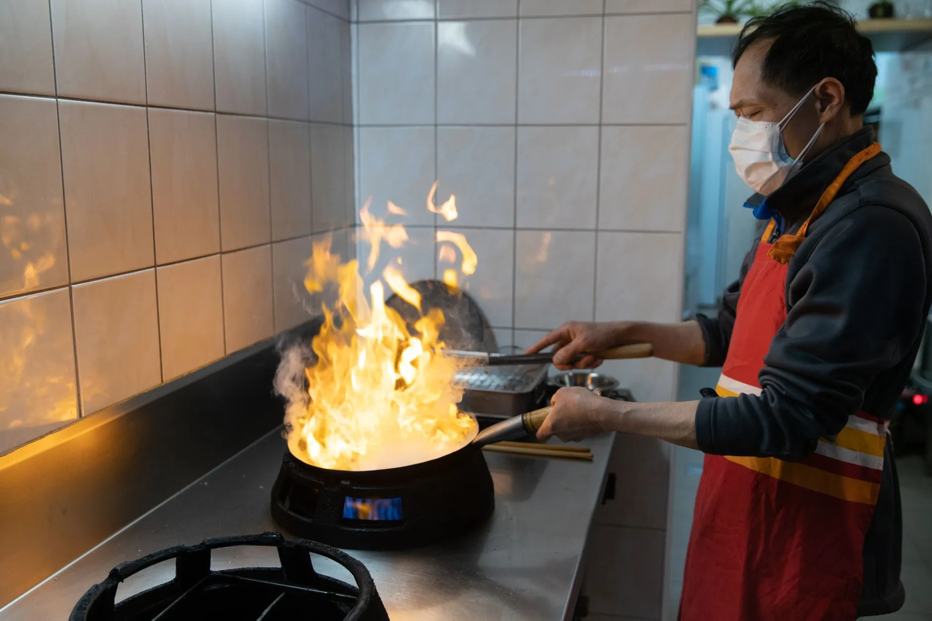 东莞市伟佳厨房置物架304不锈钢材质与碳钢材质性能对比