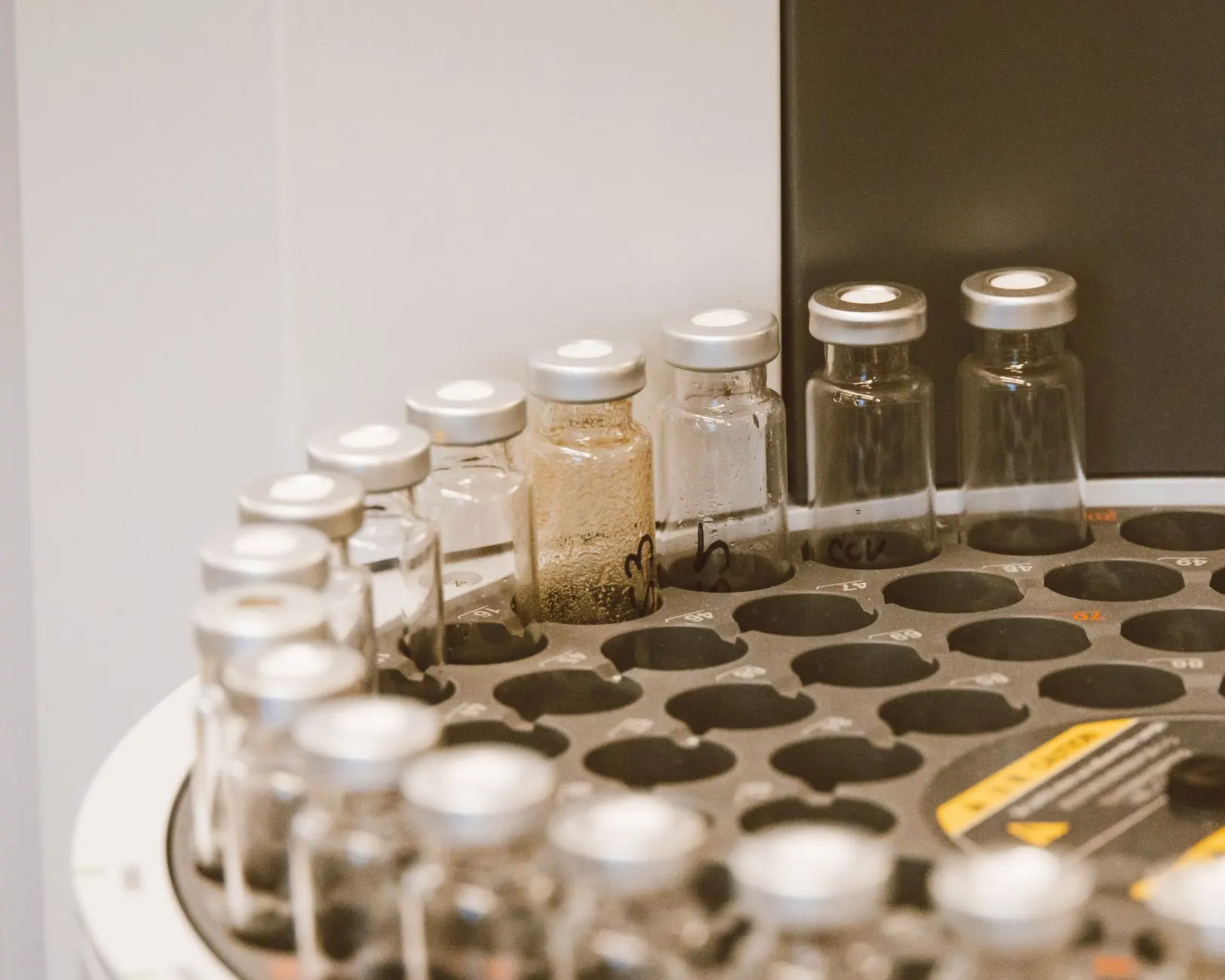 东莞厨房置物架定制方案：伟佳日用品针对小户型收纳的设计实践